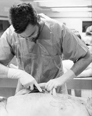 实拍揭秘真实法医解剖室解剖尸体的真实场面:被解剖出来的人体器官!