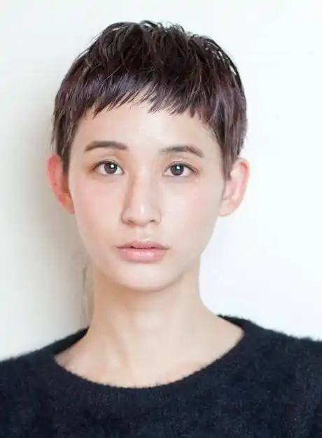 最心动的女士短发,露出耳朵就是不一样,利落个性还自然_发型_女性