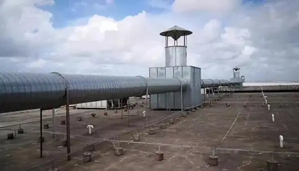 家具厂房顶部的排气管道,经过处理的有机废气通过"烟囱口"达标排放