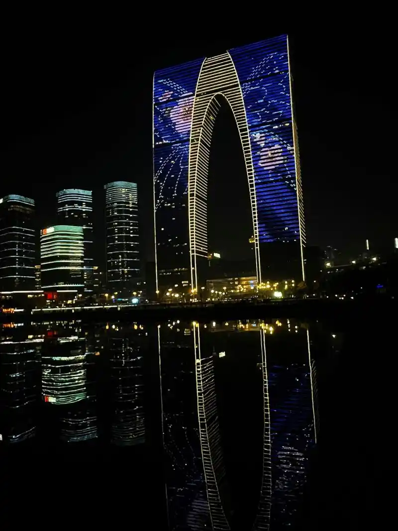 苏州|东方之门夜景|91 地铁坐到东方之门4号口出来可以看见一个广场