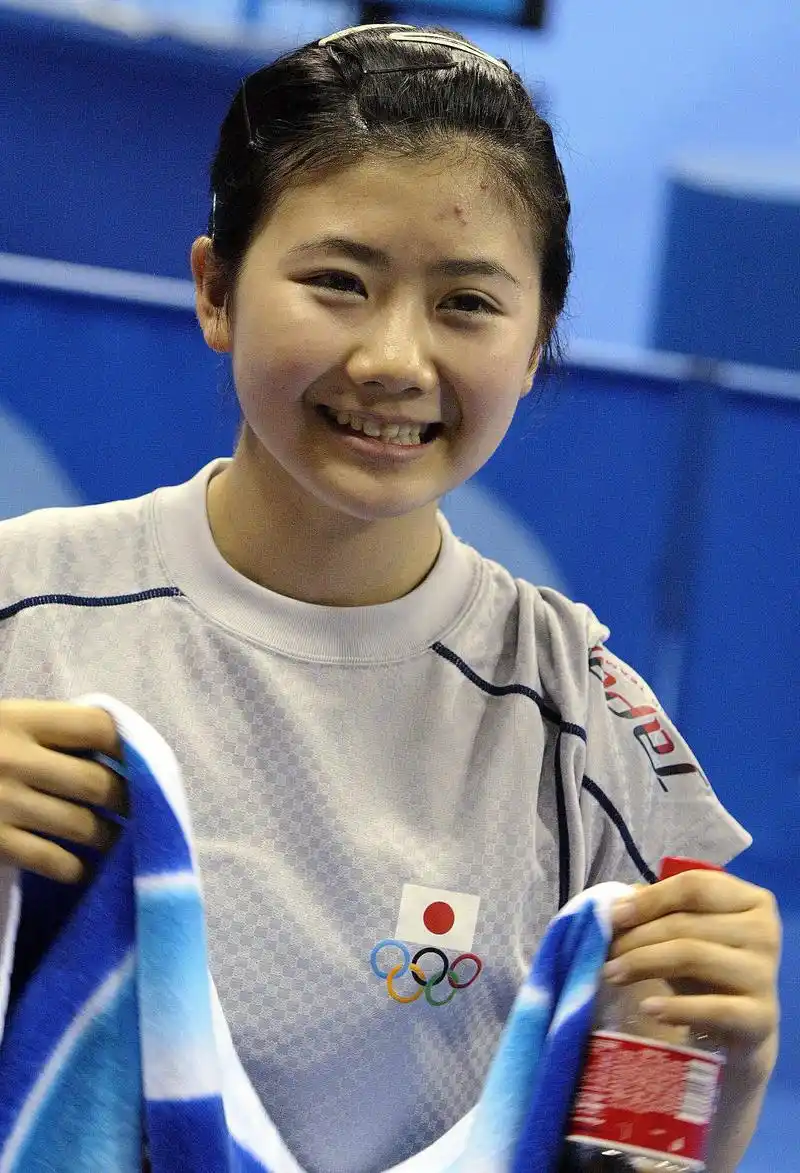 在中国人见人爱的瓷娃娃福原爱宣布退役