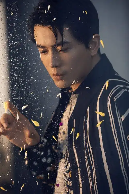 近日,实力演员李亭哲曝光一组写真照.