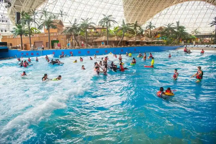 位于兰州新区的西部恐龙水上乐园是西北地区比较少的水上游乐园,场馆