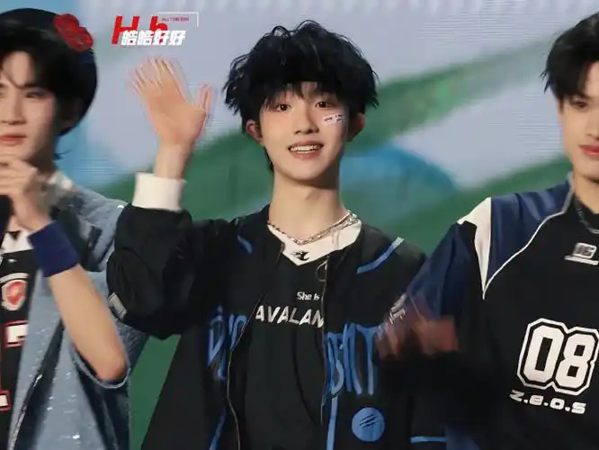 苏新皓lalala#帅气的苏新皓宝宝舞台发挥真的棒,这么帅气的舞台表现