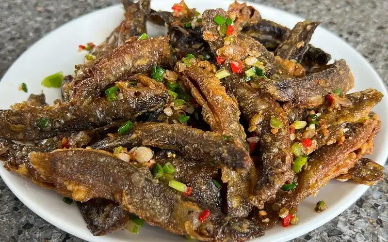 椒盐炒泥鳅的做法,香酥脆爽,香气扑鼻,学会在家自己做