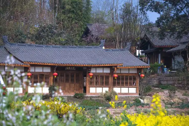 考究古籍,精心选材,耐心修复,再现精美的川西民居古建筑