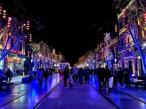 2.i7大年初六北京前门步行街夜景,节日气氛浓厚.