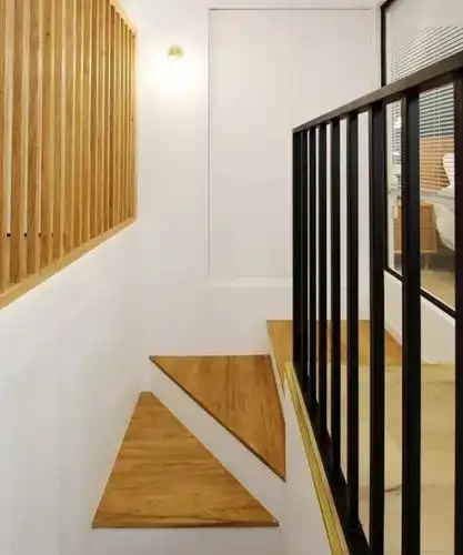很喜欢这个转角三角形楼梯的设计.