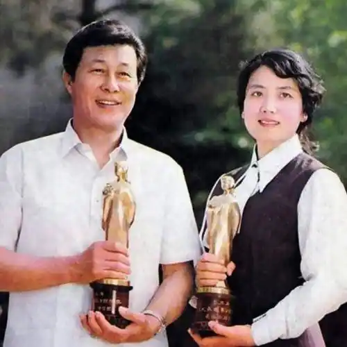 李秀明:28岁成双料影后,因一包薯片而退圈经商,如今身价过亿_成功