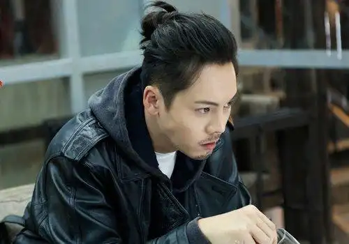 男士长脸留长头帘梳小辫什么样 扎小辫虽帅无刘海才是王道_发型师姐