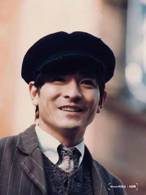 带着贝雷帽,穿着小马甲,华仔电影《新上海滩》丁力角色造型,风度翩翩