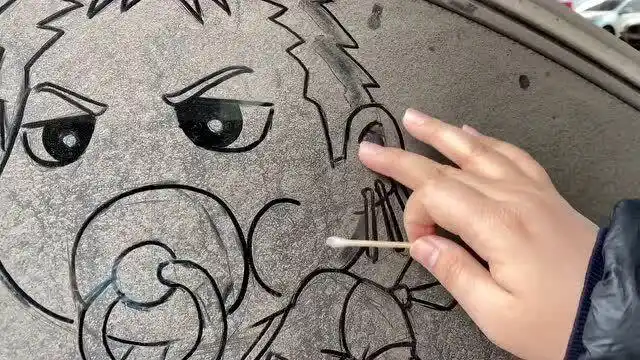 小哥在带有灰尘的车玻璃上画画,本以为是个青铜,没想到是个王者!