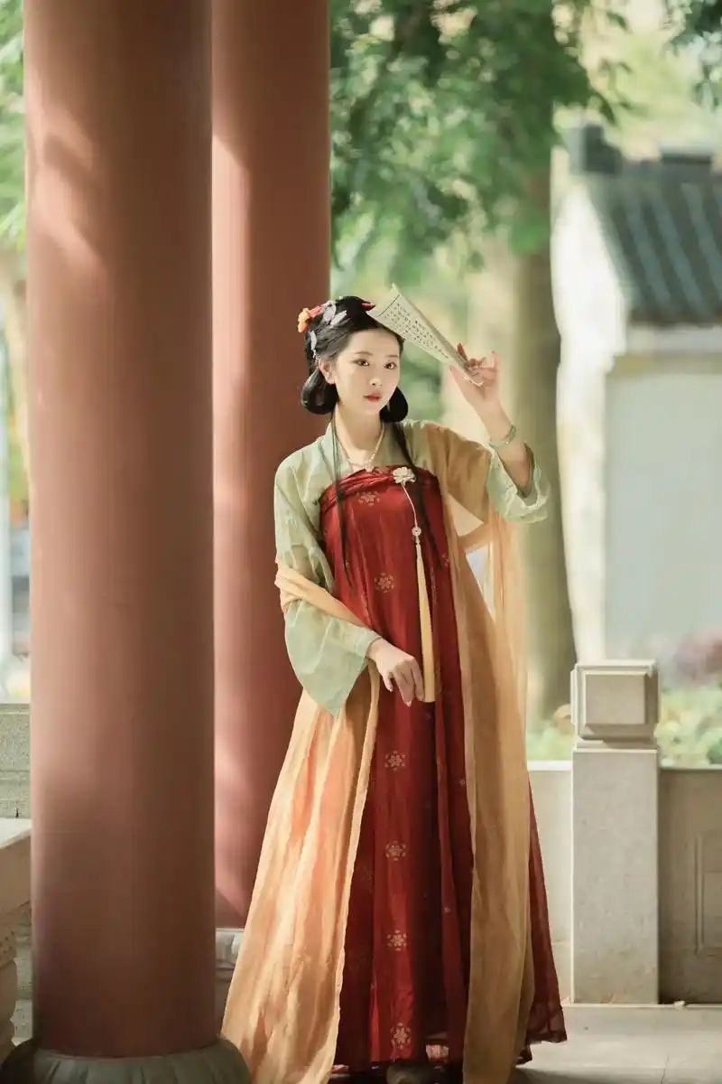 齐胸襦裙唐制汉服写真.到了穿齐胸的季节了!