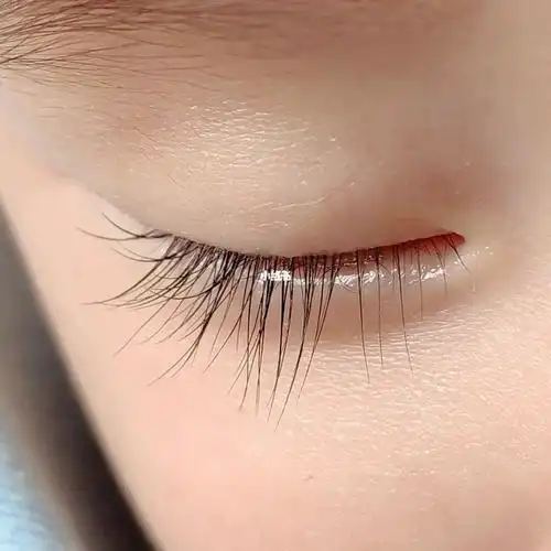 小朋友的睫毛又长又翘