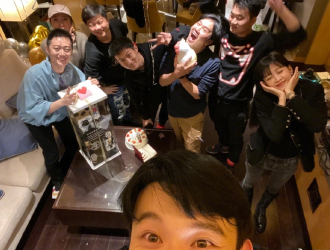 有种"炫富"叫董子健过生日,看清他面前几个蛋糕,原谅我没见过世面