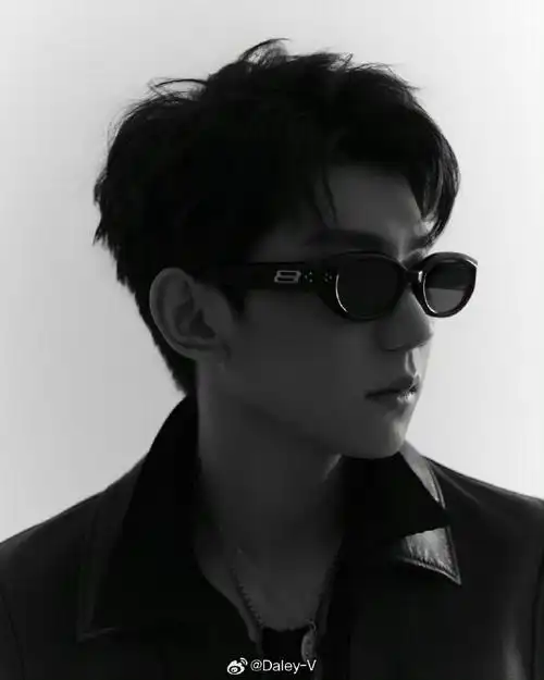 王源黑色皮衣造型##王源绿海