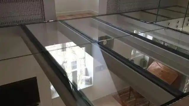 顶层复式,阁楼打造出阳光房效果,地面装钢化玻璃,效果绝了