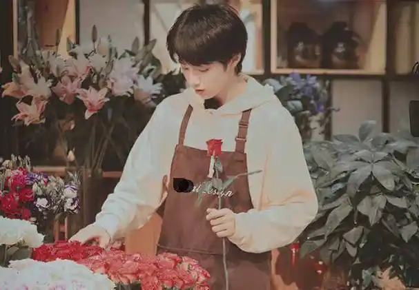 刘耀文挑战当服务员,素颜烤肉的样子迷人,旁边男士一直盯着他_身高