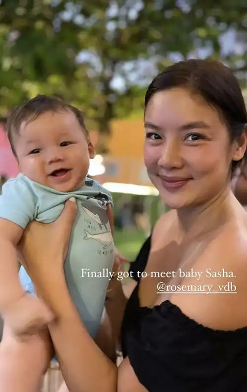 乐基儿晒与香港名模合照两人在巴厘岛叙旧对方已举家移居当地