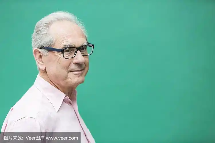 戴眼镜的老男人表情情绪化