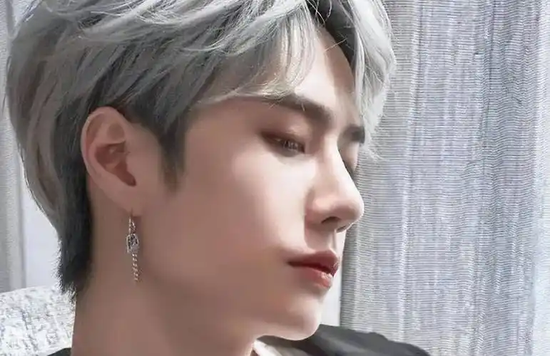 有种"惊艳"叫王一博染头发,染白又奶又a,染蓝帅成了漫画脸_形象_影视