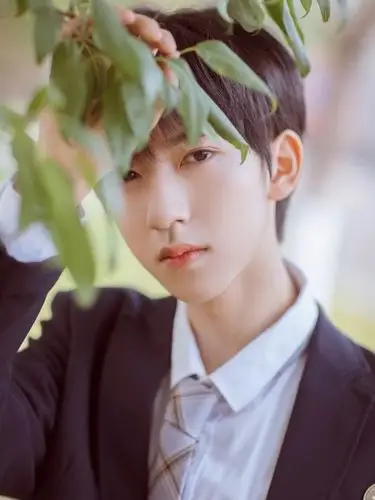 贺峻霖少年十七山海共期#校服写真拍摄花絮@时代少年团-贺峻霖技