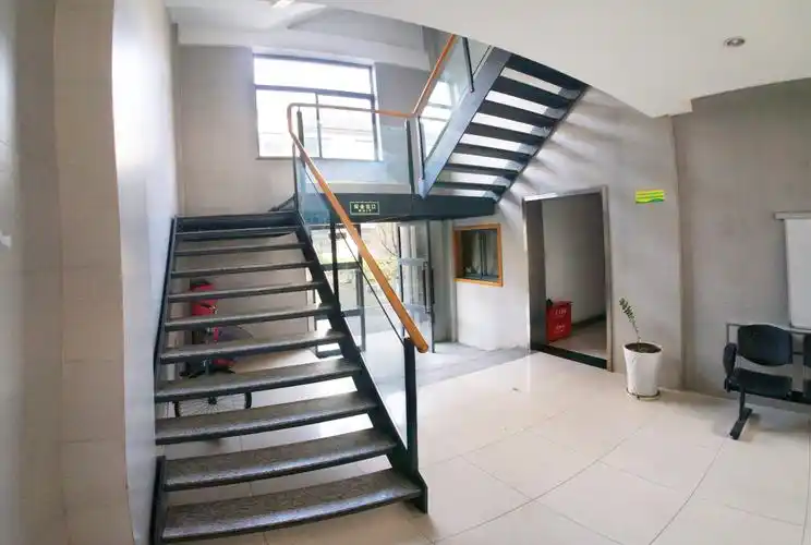 原航测楼里的水泥实心楼梯,现改建成钢结构空架楼梯.