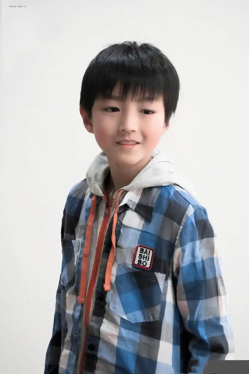 王俊凯小时候脸蛋儿嘟嘟的,头发像顶个小锅盖看着就像个可爱的小奶娃