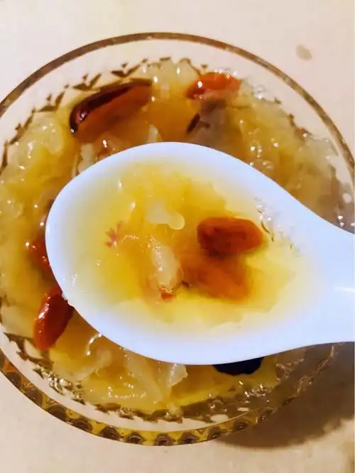 白里透红比燕窝还养人的补血银耳羹
