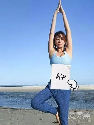 反手摸肚脐对于大幂幂来说都是轻而易举,那这a4腰挑战又算什么?