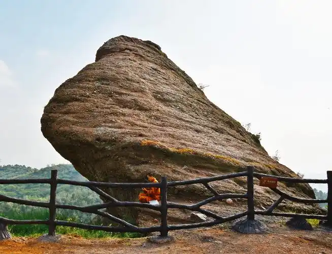 蛤蟆石是位于承德棒槌山上的一座景点,其实就是一块凸出的巨大的石块