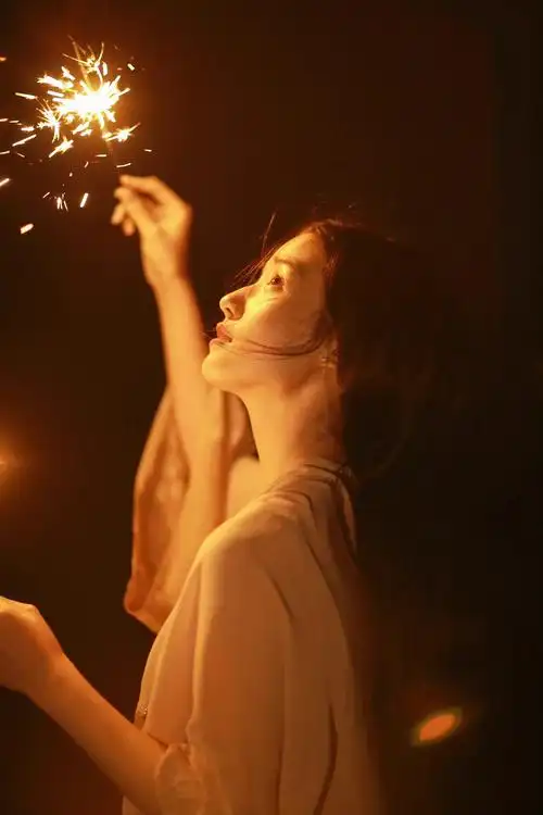 卢昱晓烟花棒绝美写真!手拿仙女棒的仙女,黑夜之中闪闪发光