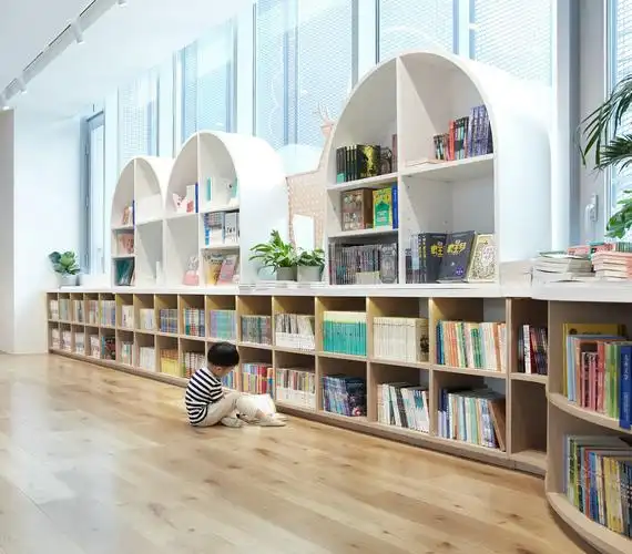 1/ 12 书店是一种有氛围的地方,书店装修设计要以简单为主,不要有太过