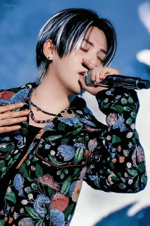 符龙飞晒氧气音乐节舞台照##符龙飞好花