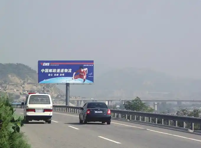 青兰高速青白石街道单立柱广告牌