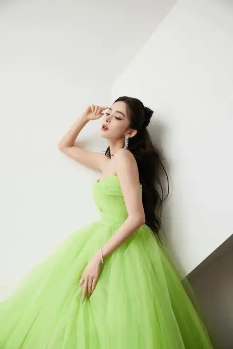 热巴娜扎盛典红毯美图引热议!探讨两大新疆美女性感火辣之争