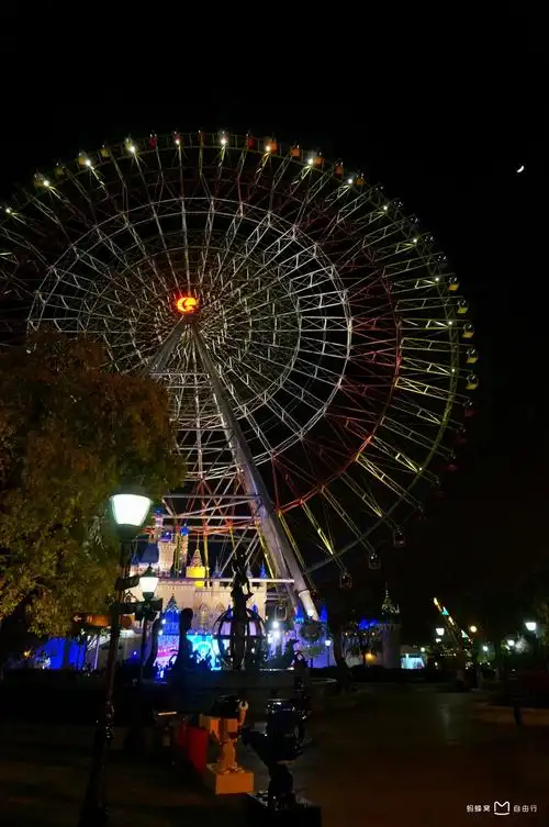 p>苏州摩天轮主题公园位于苏州园区现代休闲广场南侧, a target="