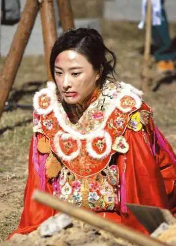 陈庭欣饰演多次被丈夫拳打脚踢的可怜村妇.