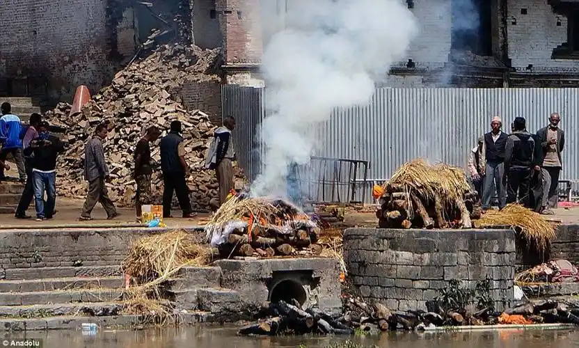 尼泊尔为地震遇难者举行大规模火葬
