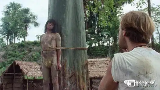 电影讲述三个年青人到亚马逊流域寻找传说中的食人族,他们在森林遇见