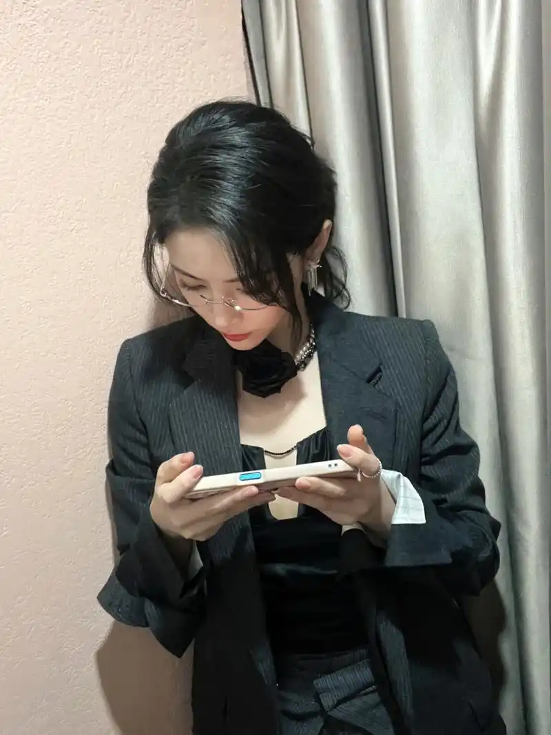 听说戴眼镜的女孩都很斯文98#养眼美女# #热爱生活