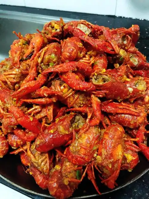 经过细心的烹调后,美味的咸蛋黄小龙虾出锅了!浑身裹满沙沙的咸蛋黄!