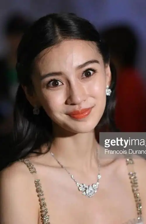 不知道是不是因为整个人太过于瘦小,就连baby的额头都是青筋暴出的