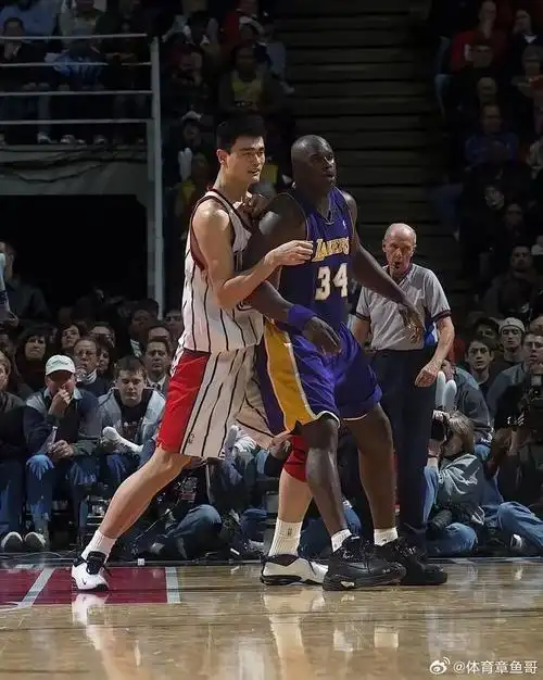 一组珍贵的老照片,姚明和奥尼尔的首次交锋!