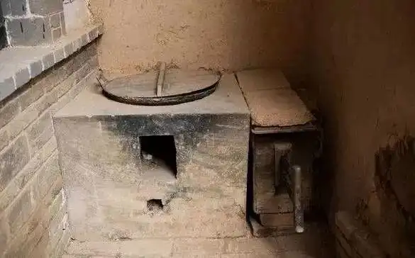 拉起来呼哧呼哧的,有的人家会有风箱,灶台旁边,锅盖很沉,锅很大.