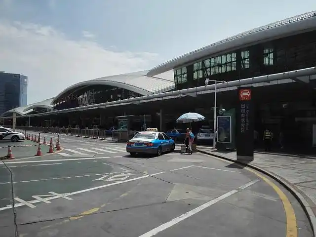 邮轮中心厦鼓码头:游客专线,位于厦门东渡,附近的公交站点有"东渡站"