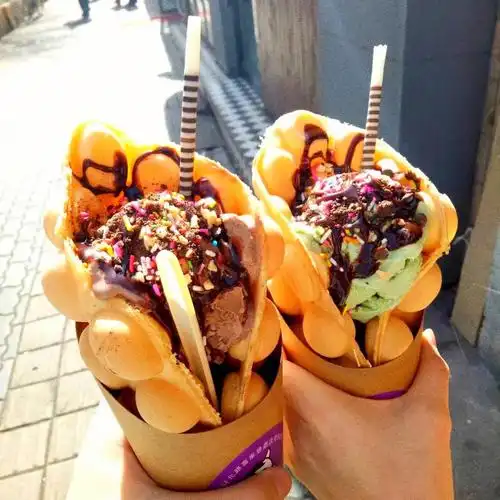 是手握冰淇淋好看还是我包的手握花好看