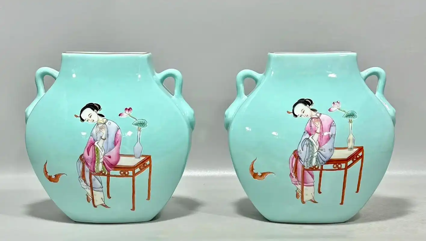 清雍正,粉彩松石绿地人物仕女图四方双耳尊,高17.5厘米,肚 - 抖音