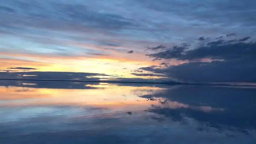 波利维亚乌尤尼盐湖天空之镜