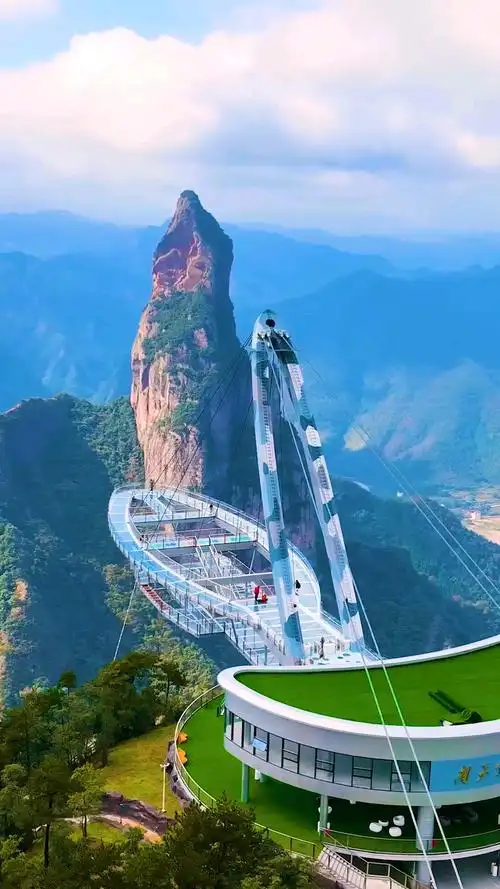 旅游进行时#神仙居南天顶玻璃桥,凌驾在400米峭壁之上,许多人不敢在